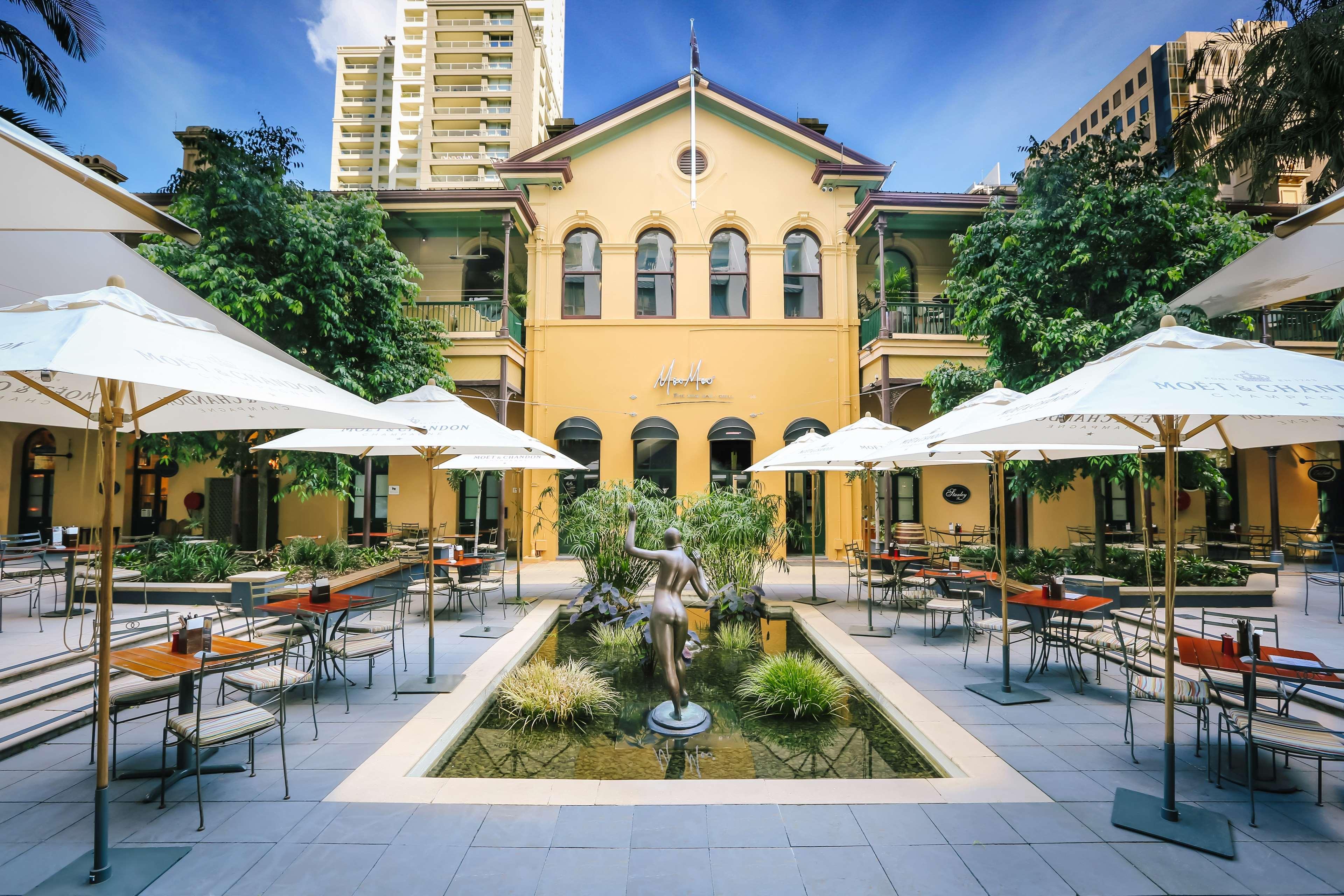 Hotel Stamford Plaza Brisbane Exterior foto The courtyard at the Old Museum Building
