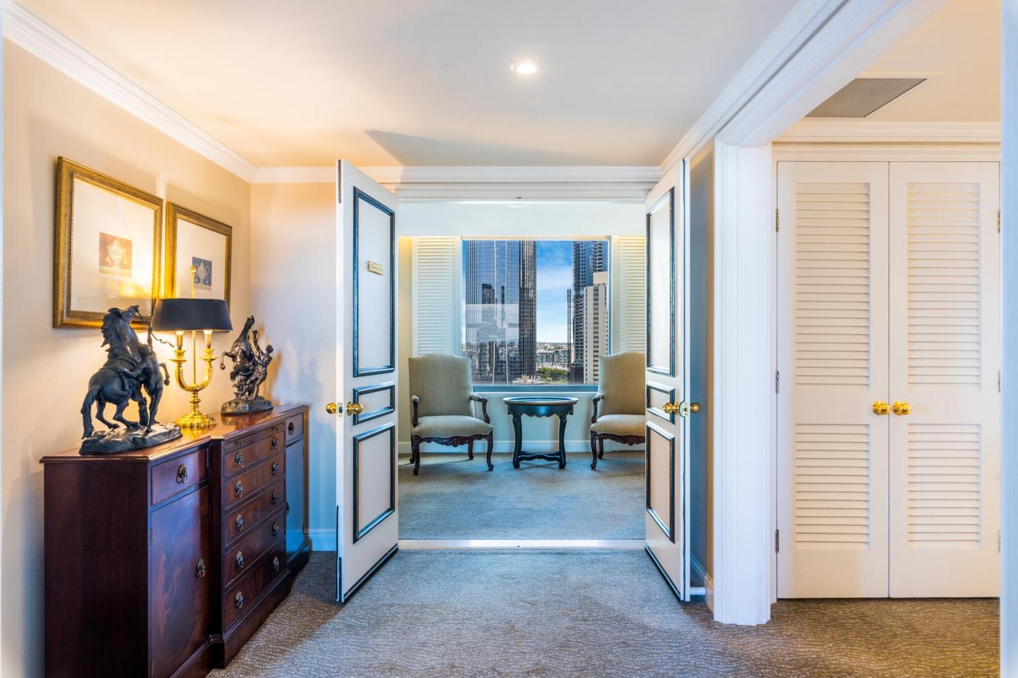 Hotel Stamford Plaza Brisbane Exterior foto A suite at the Mandarin Oriental, Hong Kong