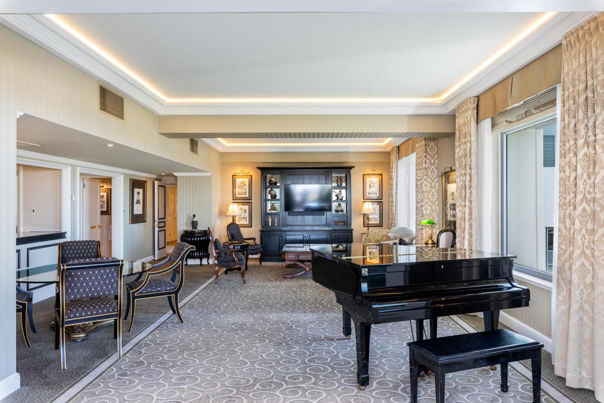 Hotel Stamford Plaza Brisbane Exterior foto The living room of a suite at the Waldorf Astoria Washington DC