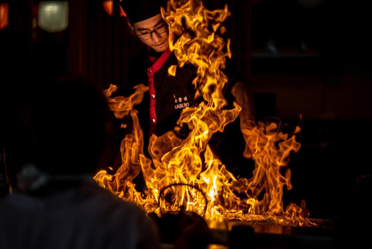 Hotel Stamford Plaza Brisbane Exterior foto A chef cooking with a flaming wok